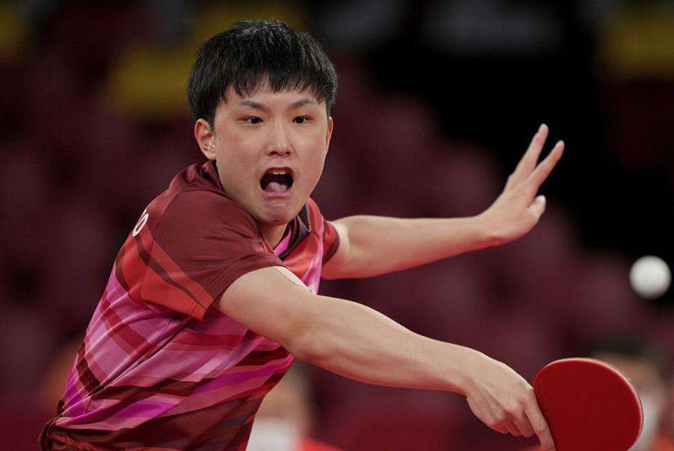 美女张开尿口让男人捅